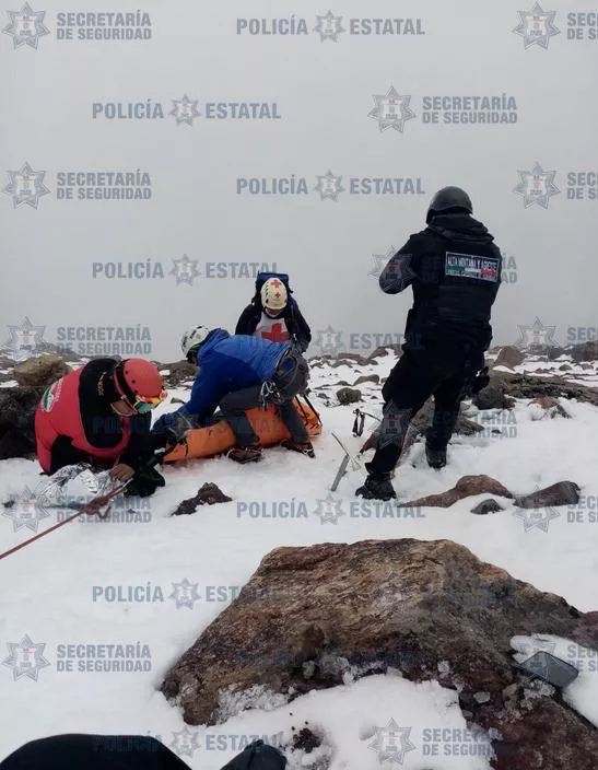EXTRAEN-CUERPO-SIN-VIDA-DE-HOMBRE-ACCIDENTADO-EN-EL-VOLCÁN-IZTACCÍHUATL-4