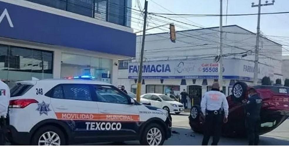 Choque en el centro de Texcoco deja daños materiales y susto a una mujer